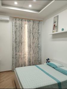 Un dormitorio con dos camas y una ventana. en Stanza centrale, en Nápoles 19 fotos más