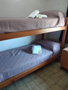 two bunk beds with towels sitting on the bottom at Aires del Parque in Paraná