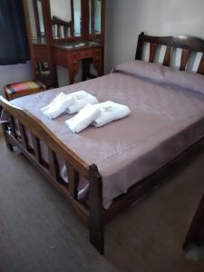 a bed with two towels on top of it at Aires del Parque in Paraná