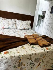 a bed with a blanket on top of it at Centro histórico Diamantina in Diamantina