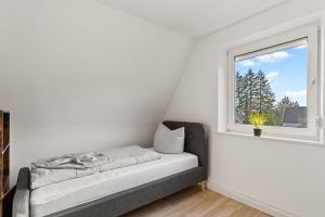 ノイシュタット・アン・デア・ヴァインシュトラーセにあるBRAVURA - modern - bis zu 6 - Nähe Hambacher Schlossのベッドと窓のある寝室