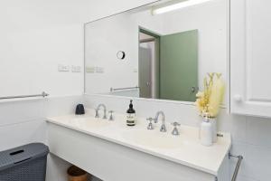 Φωτογραφία από το άλμπουμ του Bayview Towers 6, 15 Victoria Pde - stunning water views σε Nelson Bay +13 φωτογραφίες