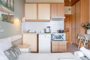 カラミツィにあるNontas Homes 31の小さなキッチン(白い冷蔵庫、コンロ付) +20枚の写真