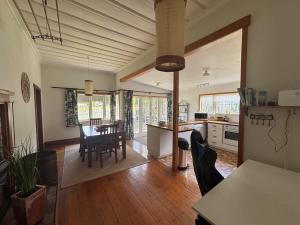 Kuchyň nebo kuchyňský kout v ubytování Kowhai Cottage