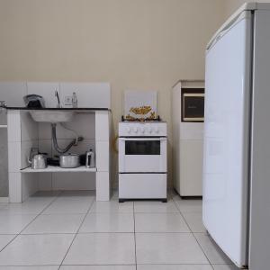 Køkken eller tekøkken på Kitnet bem localizada no bairro Costa e Silva