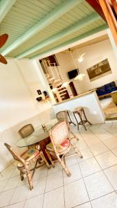 een eetkamer met stoelen en een tafel bij Casa próximo da praia do Perequê com garagem, churrasqueira e ar condicionado in Ilhabela