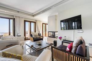 Μια τηλεόραση ή/και κέντρο ψυχαγωγίας στο Luxury Modern 5BR Villa - Infinity pool & Panoramic sea views