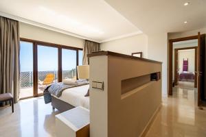 Ένα ή περισσότερα κρεβάτια σε δωμάτιο στο Luxury Modern 5BR Villa - Infinity pool & Panoramic sea views +56 φωτογραφίες