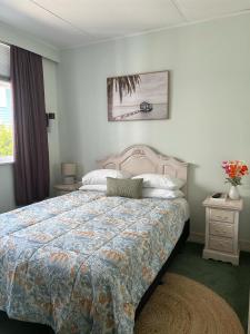 Admirals Lodge في بيكتون: غرفة نوم بها سرير كبير وبطانية زرقاء