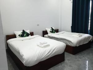 Giường trong phòng chung tại MANYTHIP Hotel