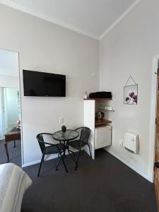 Admirals Lodge في بيكتون: غرفة معيشة بيضاء مع طاولة وتلفزيون