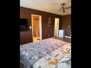 Katil atau katil-katil dalam bilik di Beautiful Master bedroom unit with private washroom +2 gambar