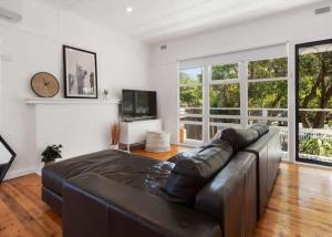 Et tv og/eller underholdning på Beach House by the Bay