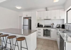 Køkken eller tekøkken på Beach House by the Bay