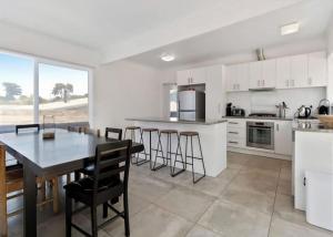 Køkken eller tekøkken på Beach House by the Bay + 5 billeder