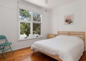 En eller flere senge i et værelse på Beach House by the Bay