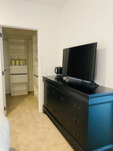 TV a/nebo společenská místnost v ubytování Ensuite at new property