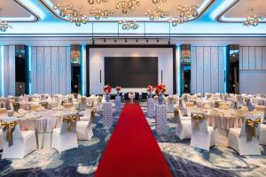 峇六拜Iconic Marjorie Hotel, Penang, a Tribute Portfolio Hotel的宴会厅配有白色桌椅和红地毯 更多37张照片