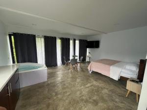 a bedroom with a bed and a tub in it at Río Cuarto Lodge in Río Cuarto