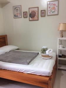 Ein Schlafzimmer mit einem Bett mit in der Unterkunft Carl's Brenthill Accommodation in Baguio City + 2 Fotos