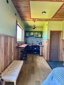 a kitchen with a bench and a table in a room at Panguipulli Bella Vista in Panguipulli