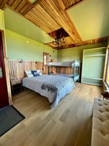 a bedroom with a bed and a wooden ceiling at Panguipulli Bella Vista in Panguipulli