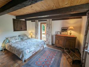 una camera da letto con un letto, un tavolo e una finestra di Superbe Ferme Rénovée avec Cheminée, Wifi, et Jeux Extérieurs près de Gérardmer et Épinal - FR-1-589-28 a Belmont-sur-Buttant