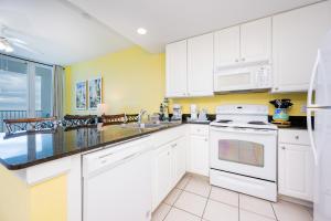 Η κουζίνα ή μικρή κουζίνα στο Lighthouse 1409 condo