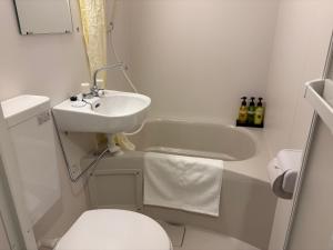 een kleine badkamer met een wastafel en een toilet bij 大同ガーデンホテル京都 in Kyoto +44 foto's