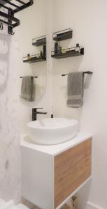 Ванная комната в Loft -Skyline view- Rooftop pool, gym, bbq & more