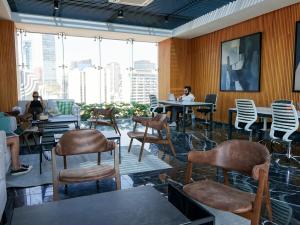 Гостиная зона в Loft -Skyline view- Rooftop pool, gym, bbq & more +27 фотографий