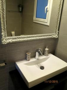 A bathroom at Apartment Sant Francesc