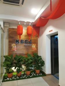 un edificio de oficinas con plantas delante de un cartel en A&O HomeKB, en Kota Bharu 3 fotos más