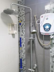 y baño con ducha y cabezal de ducha. en A&O HomeKB, en Kota Bharu
