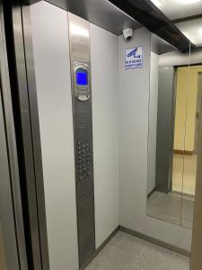 an elevator with a cell phone on the wall at Cerca de la Embajada de EEUU in La Paz