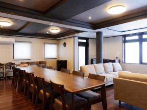 a conference room with a table and chairs and a couch at Hotel WAMARE Onikobe in Hara