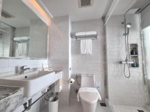 Ein Badezimmer in der Unterkunft The Bloc Hotel Phuket - SHA Extra Plus