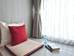 Ein Bett oder Betten in einem Zimmer der Unterkunft The Bloc Hotel Phuket - SHA Extra Plus