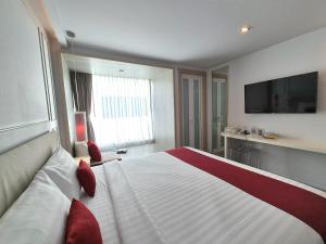 Ein Bett oder Betten in einem Zimmer der Unterkunft The Bloc Hotel Phuket - SHA Extra Plus
