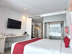 Ein Bett oder Betten in einem Zimmer der Unterkunft The Bloc Hotel Phuket - SHA Extra Plus