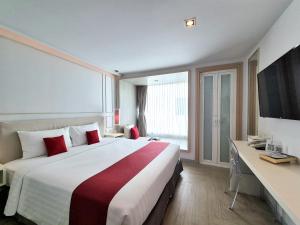 Ein Bett oder Betten in einem Zimmer der Unterkunft The Bloc Hotel Phuket - SHA Extra Plus