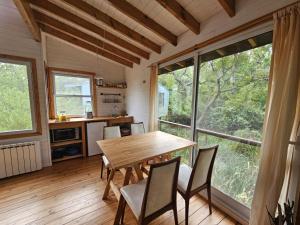 eine Küche und ein Esszimmer mit Tisch und Stühlen in der Unterkunft Isla El pantano delta, Tigre in San Fernando + 55 Fotos