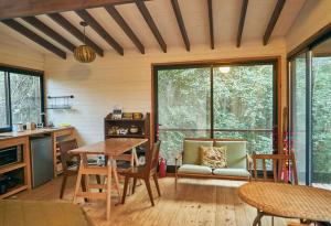 eine Küche und ein Esszimmer mit Tisch und Stühlen in der Unterkunft Isla El pantano delta, Tigre in San Fernando