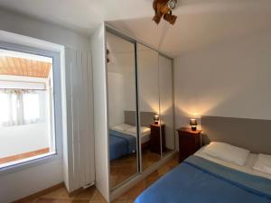 Postel nebo postele na pokoji v ubytování Maison rénovée, proche plage et commerces, parking, jardin privé - FR-1-22-221