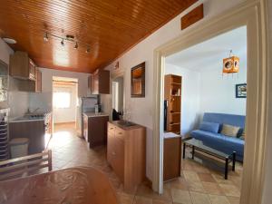 Kuchyň nebo kuchyňský kout v ubytování Maison rénovée, proche plage et commerces, parking, jardin privé - FR-1-22-221