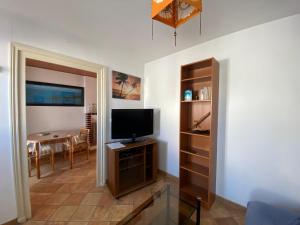 TV a/nebo společenská místnost v ubytování Maison rénovée, proche plage et commerces, parking, jardin privé - FR-1-22-221