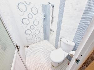 Ένα μπάνιο στο Urbanview Roemah Tanjung Blitar +45 φωτογραφίες