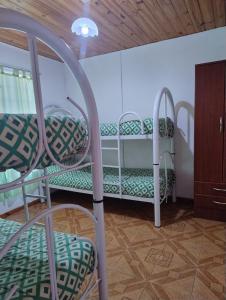 Camera con 2 letti a castello e soffitto in legno. di Altos Coirones Cabañas a Potrerillos