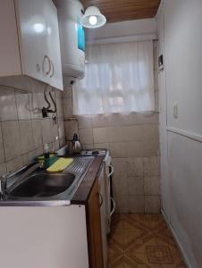 una piccola cucina con lavello e frigorifero di Altos Coirones Cabañas a Potrerillos