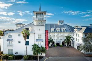 Außenansicht eines weißen Gebäudes mit einem Kontrollturm in der Unterkunft The Inn at Celebration, Autograph Collection in Orlando